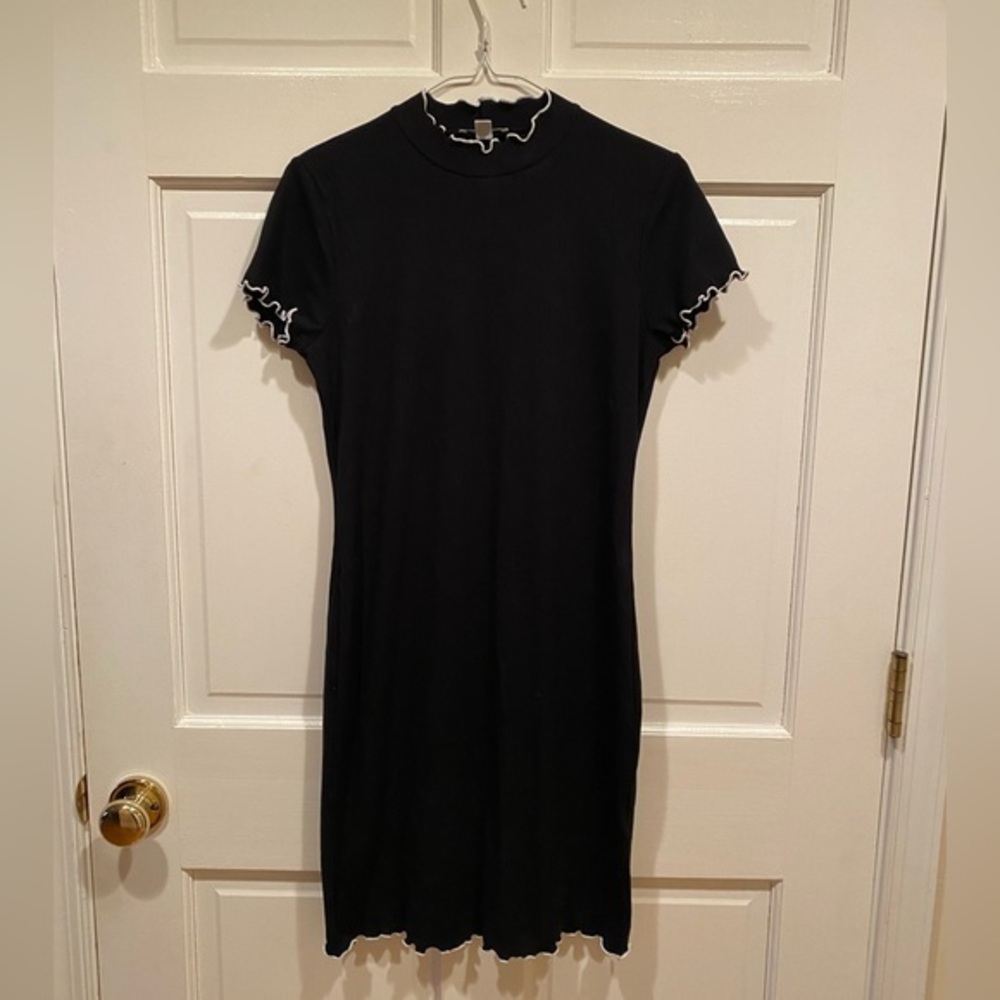 BAR III LITTLE BLACK DRESS SHORT SLEEVES WITH RUFFLED EDGING SIZE MEDIUM